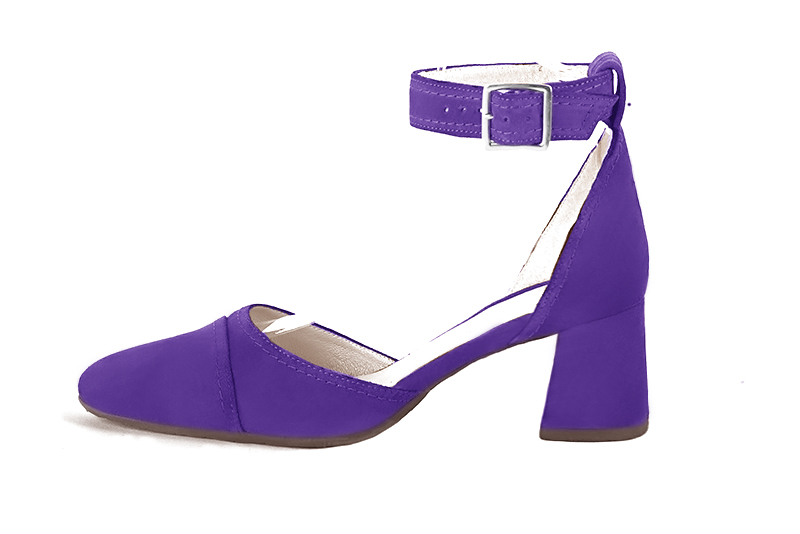 Violet purple women's open side shoes, with a strap around the ankle. Round toe. Medium flare heels. Profile view - Florence KOOIJMAN